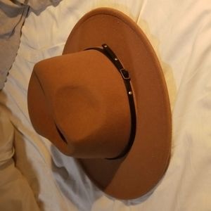 Adjustable tan hat